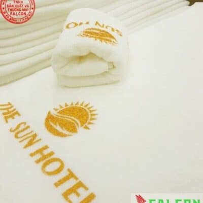 Mẫu khăn tắm trắng thêu logo khách sạn, thấm hút tốt và bền đẹp theo thời gian