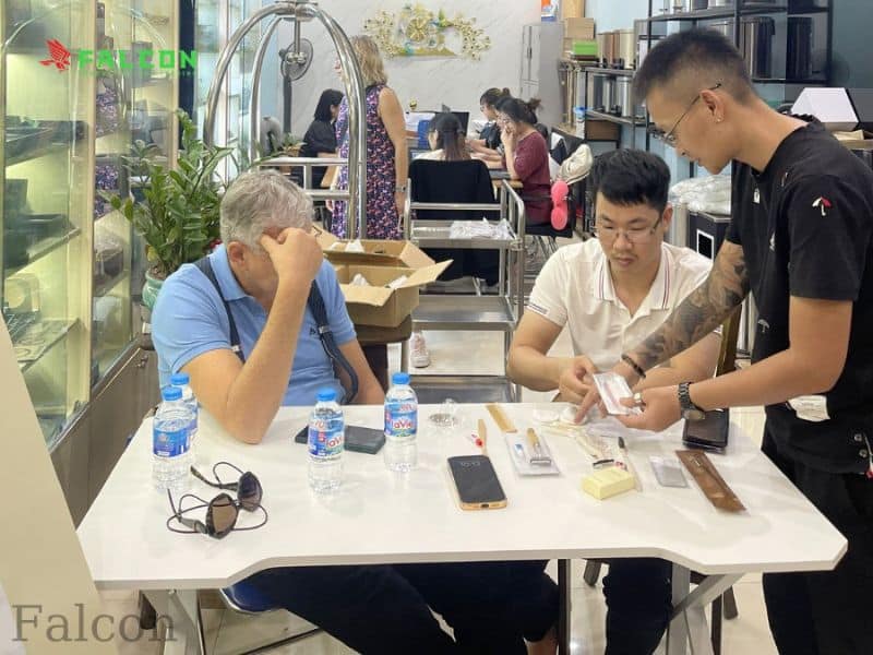 Tập thể nhân viên công ty Falcon